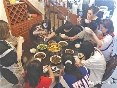 “宇宙最强舅舅”火了！暑假带8个外甥，每天做饭5小时，一顿要煮五六斤米(图1)