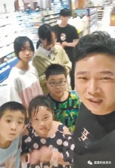 “宇宙最强舅舅”火了！暑假带8个外甥，每天做饭5小时，一顿要煮五六斤米(图4)