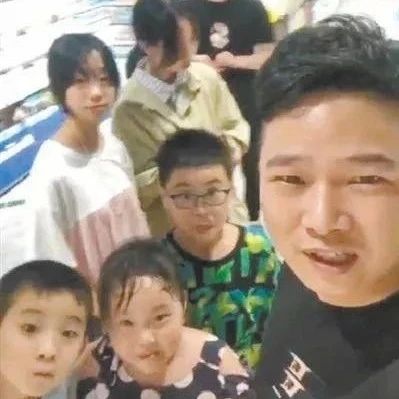 “宇宙最强舅舅”火了！暑假带8个外甥，每天做饭5小时，一顿要煮五六斤米