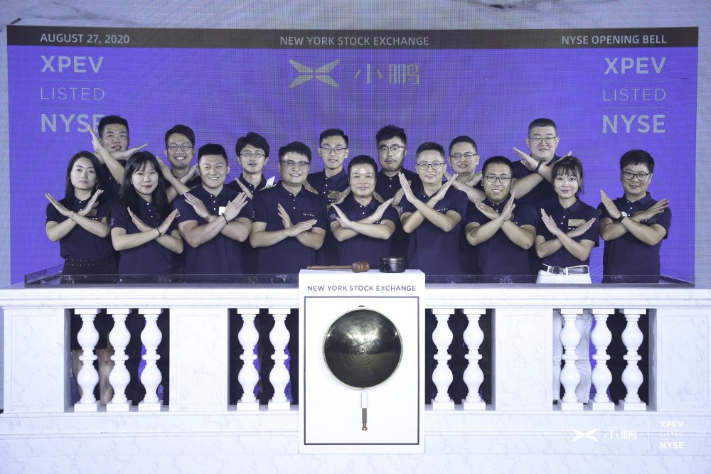 何小鹏快跑：身家暴涨50亿美元，他还愿坐经济舱吗？